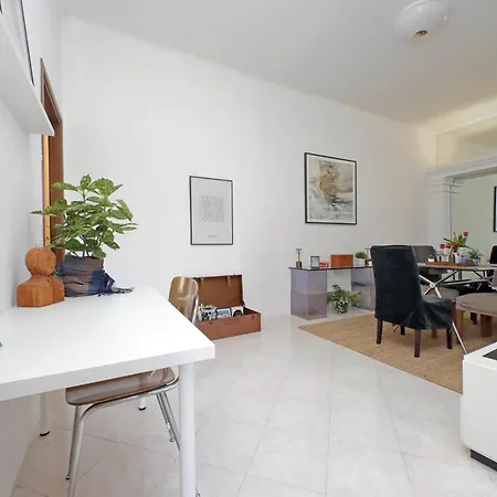 Giant Cola Di Rienzo Rome