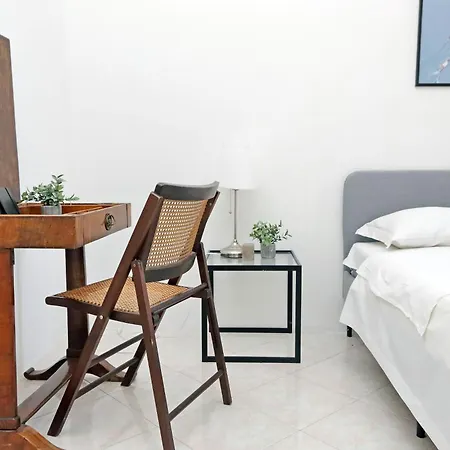 Giant Cola Di Rienzo Rome